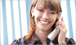 Frau am Telefon